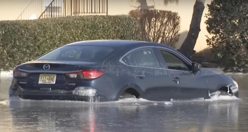  - Des voitures prises au piège dans une mer de glace dans le New-Jersey