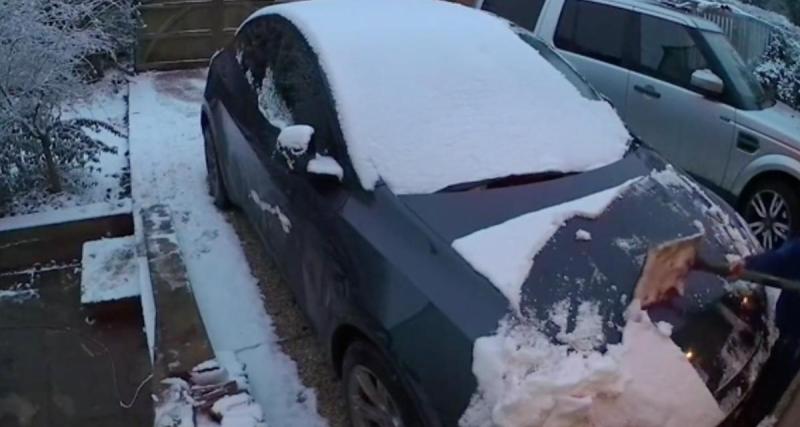  - Son petit garçon tente de lui donner un coup de main en retirant la neige de son capot, il ne fait qu'empirer les choses