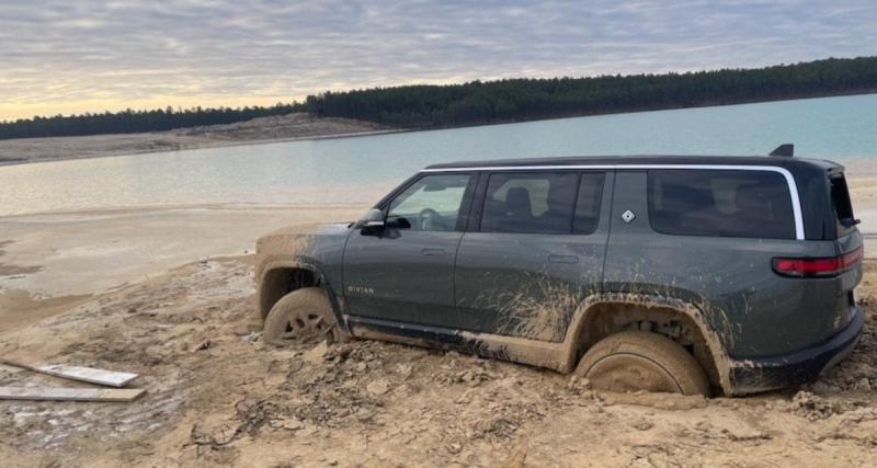  - Pour l’une de ses premières sorties avec son nouveau Rivian R1S, il termine bloqué près d’un lac