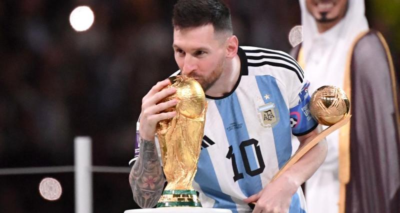  - PSG : Lionel Messi reçoit un trophée après son premier titre mondial 
