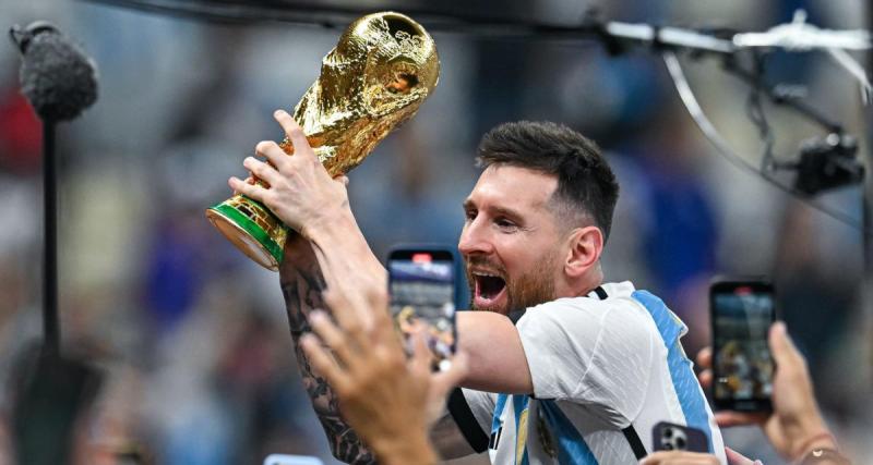 - Coupe du monde : totalement fou, Messi a soulevé un faux trophée durant les célébrations en finale !