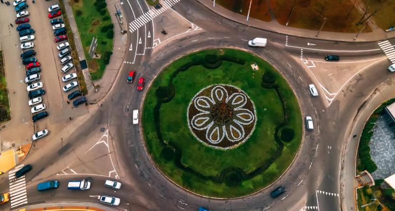  - Il tourne 415 fois autour d’un rond-point puis recommence, un défi personnel vraiment étrange