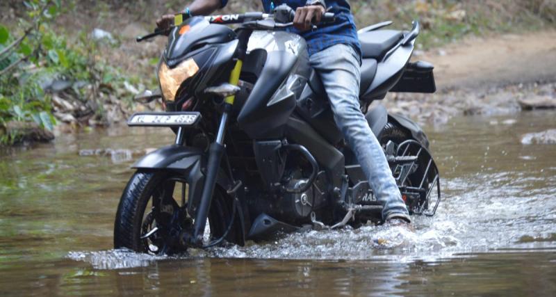  - Il tente de traverser un torrent avec sa moto, le courant est évidemment le plus fort