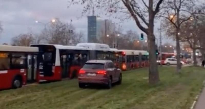  - Circuler sur la route n’est visiblement pas le souci numéro un de cette automobiliste