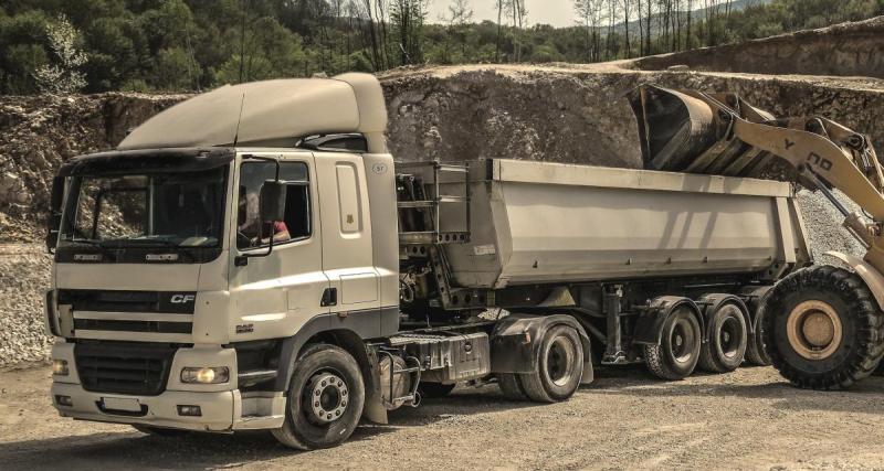  - Ce camion est chargé à son maximum, il emporte tout sur son passage