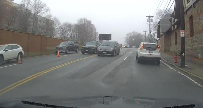  - Il roule à contresens pour éviter les travaux, pas de chance les policiers ont tout vu !