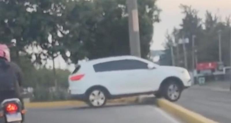  - Cet automobiliste teste les capacités tout-terrain de sa voiture en ville, le pire c'est que ça marche