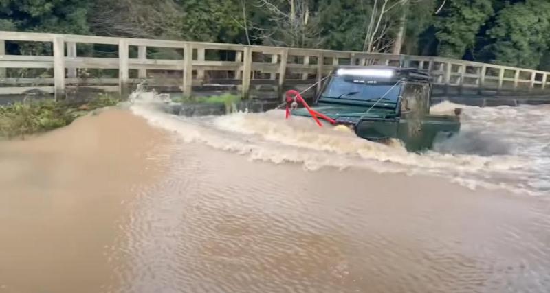  - La route traversée par la rivière devient virale, les autorités décident de la fermer sine die