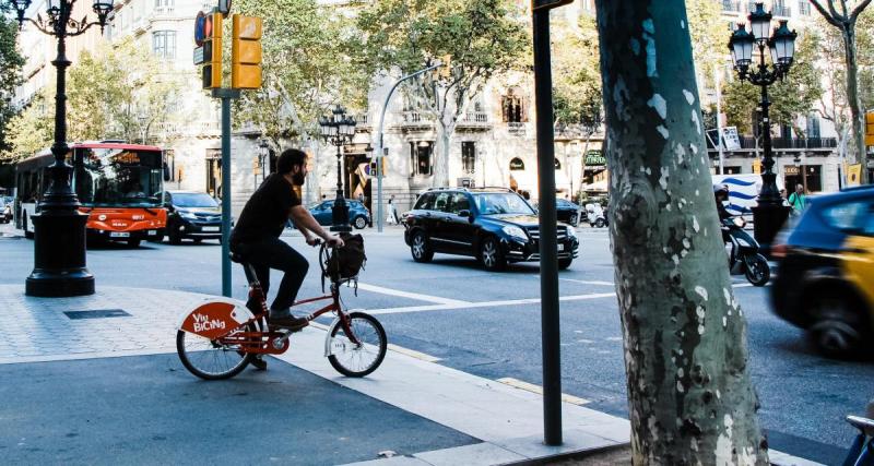  - Le cycliste fonce tête baissée, il finit dans le pare brise arrière de la voiture devant lui