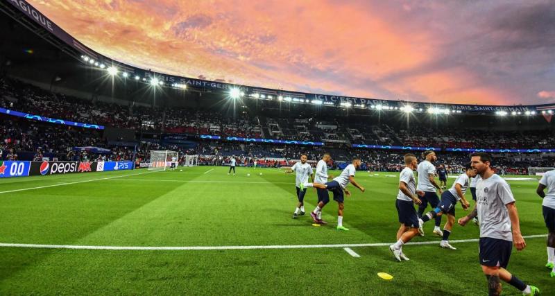  - PSG - Angers : l'hommage des Parisiens pour Pelé à l'échauffement