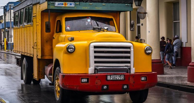  - Ce camion roule trop vite dans une rue étroite, la traversée se termine sur le flanc