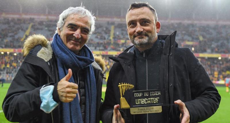 - RC Lens - AJ Auxerre : Domenech a remis un trophée à Haise avant le match