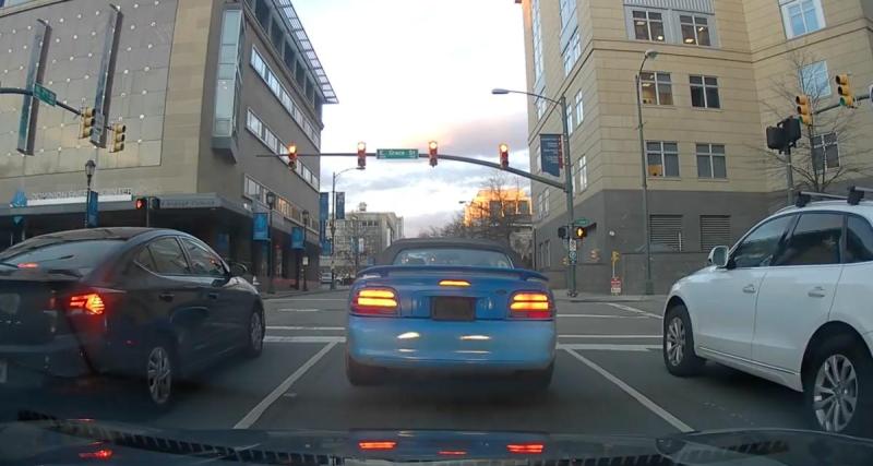  - Cette voiture démarre en trombe au feu rouge, tout en prenant soin de cacher sa plaque d'immatriculation avant