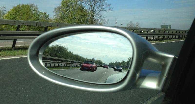  - Ces Porsche font la course dans un tunnel, ça finit par un accrochage et une grosse frayeur