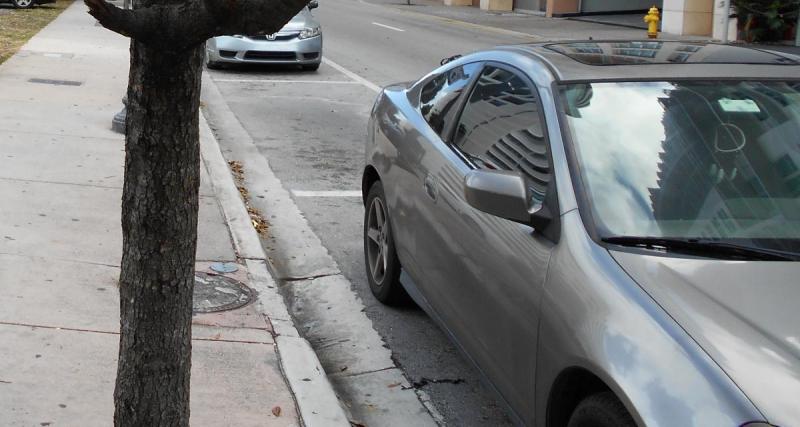  - Sa voiture dépasse légèrement de la place de stationnement, cet automobiliste n'échappe pas à une belle amende