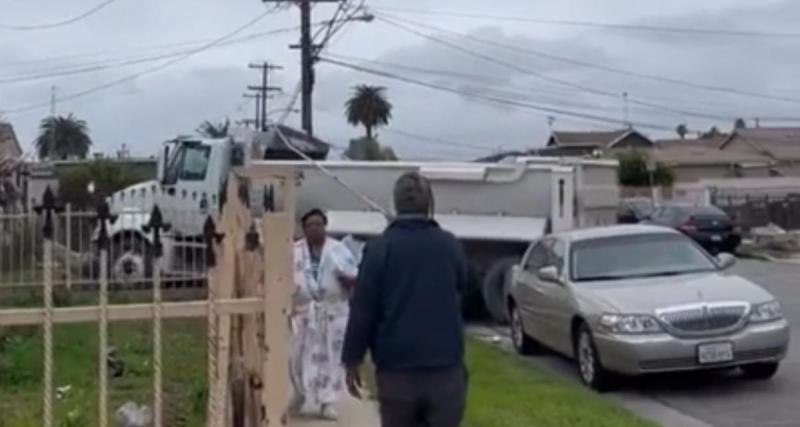  - L'ex-mari en colère se venge au volant d'un camion, il ruine sa maison et plusieurs voitures du quartier