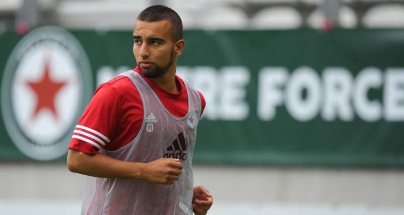  - Red Star : en visite à Marville, Naïm Sliti a reçu un maillot de la saison 2014/2015 !