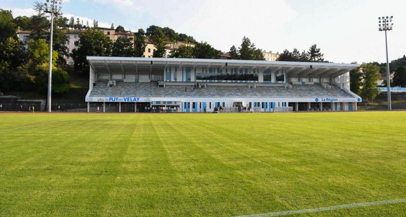  - Le Puy : le terrain bâché en vue du 16e de finale de Coupe de France contre Vierzon