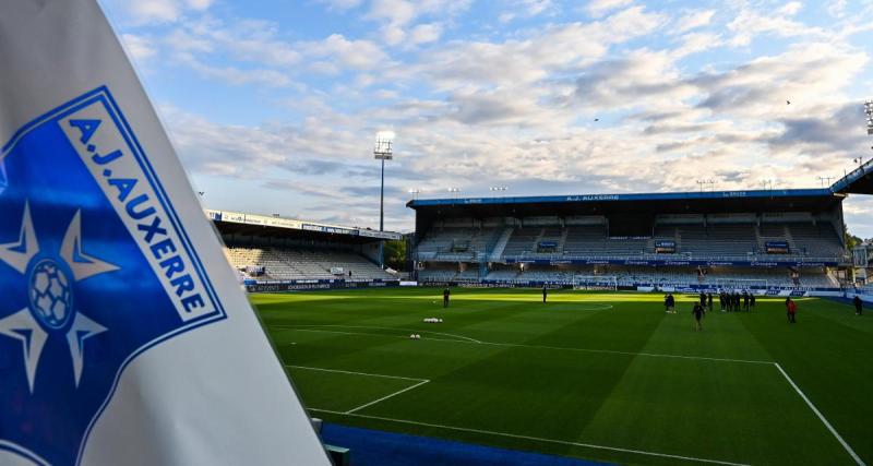  - Auxerre : Vincenzo Cozzella signe professionnel (off)