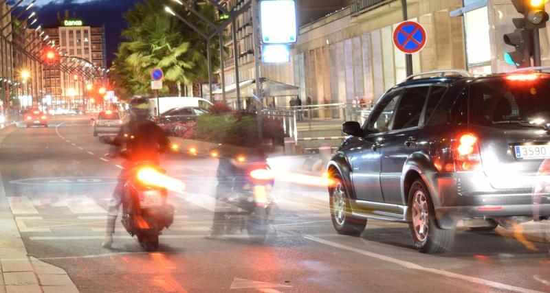  - Cette voiture coupe la route d'un motard, ce dernier est vert de rage