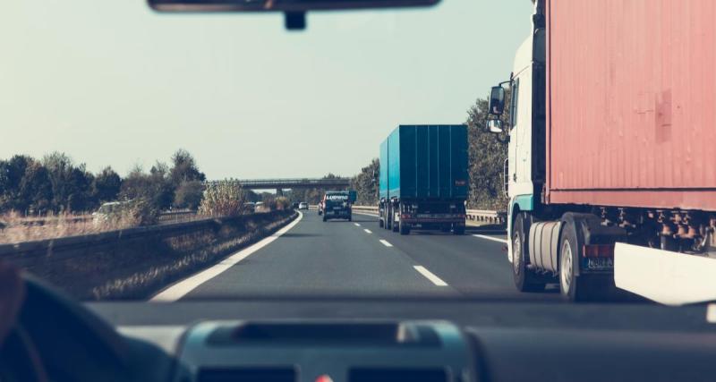  - Il veut se rabattre un peu trop tôt, ça provoque un sacré carambolage sur l'autoroute