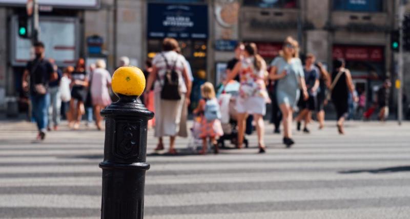  - Cette voiture ne s'arrête pas au passage piéton menant à une école, le summum de l'incivilité