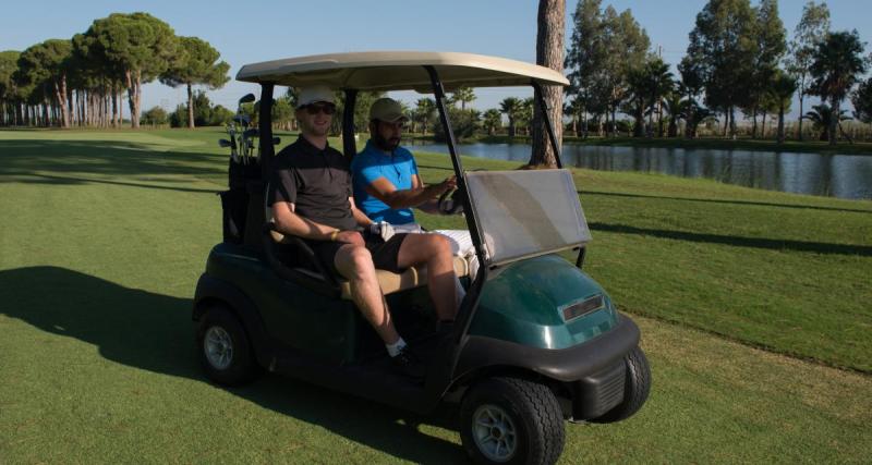  - Ce golfeur fait n'importe quoi avec sa voiturette, il est obligé de l'abandonner à son triste sort