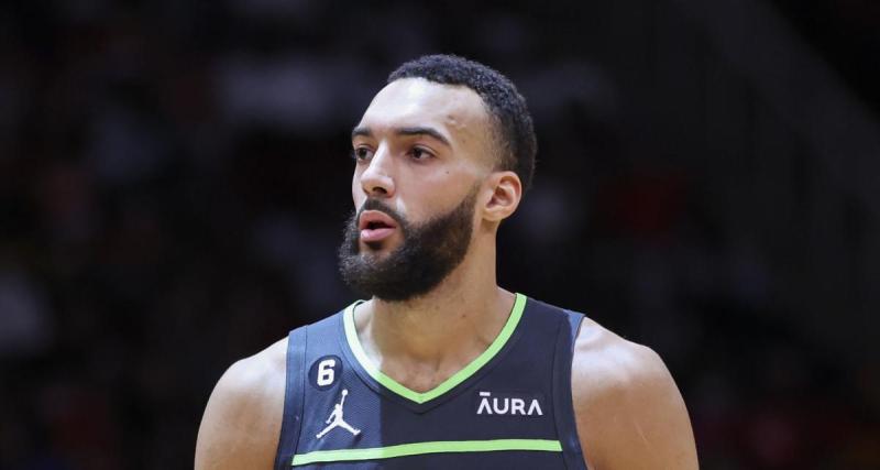  - Minnesota : le contre plein de puissance de Gobert, son adversaire fait un coucou au parquet