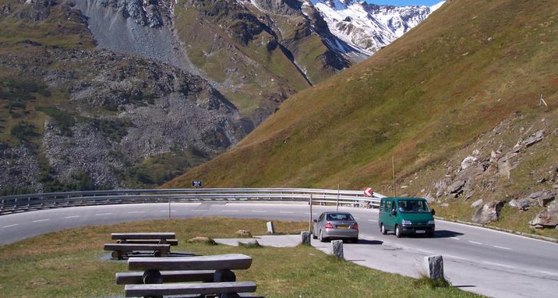  - Il roule en marche arrière sur une route de montagne, sa maîtrise est bluffante