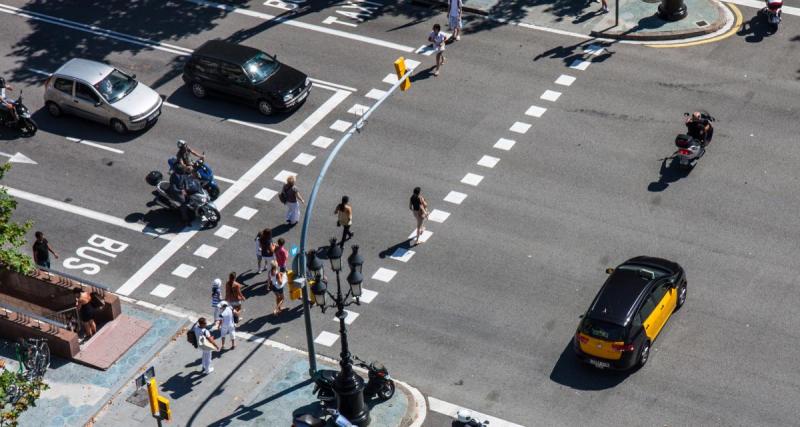  - Il traverse cette intersection à l'aveugle, il prétend avoir été gêné par le soleil