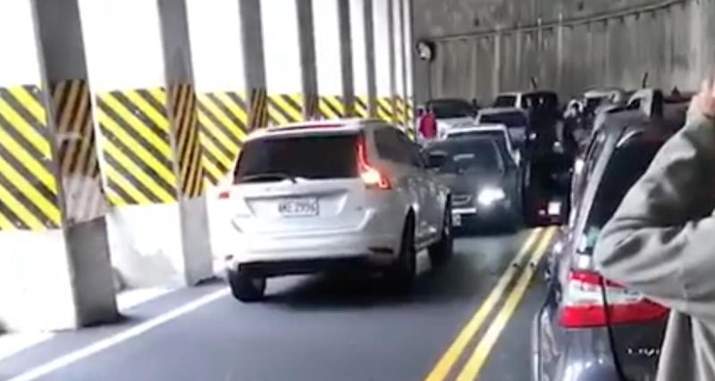  - Ce conducteur a voulu jouer au plus malin en doublant tout le monde, marche arrière toute !