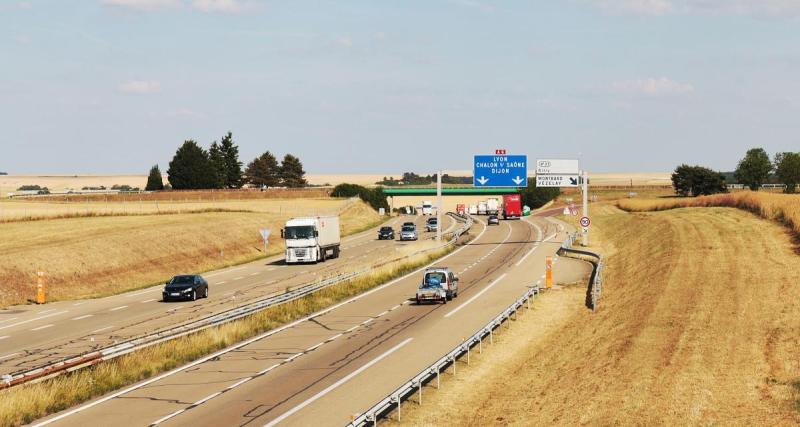  - Cet automobiliste fait n'importe quoi pour doubler sur l'autoroute, il finit avec un pneu crevé