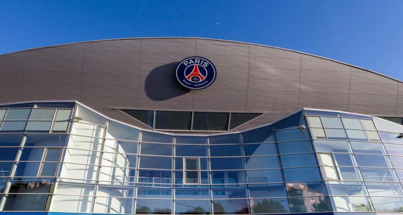  - PSG : Le CUP déploie une banderole cinglante devant la mairie de Paris