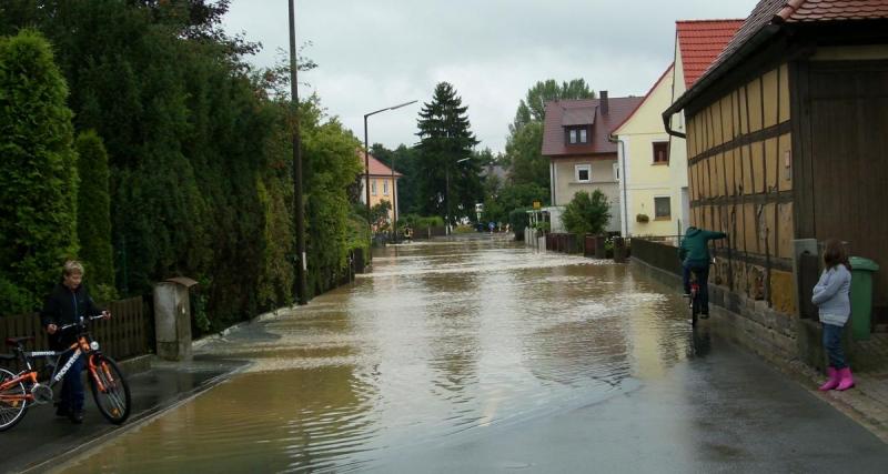  - La route est inondée, le conducteur et son passager ont de l’eau jusqu’aux genoux