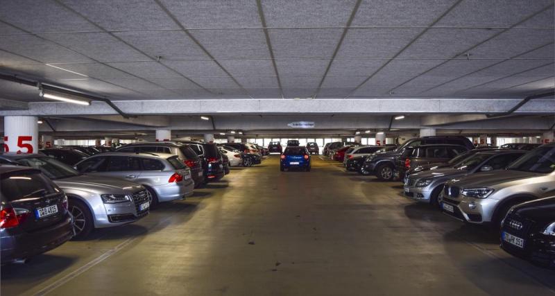  - Une voiture bloque ce conducteur pour sortir de sa place de parking, il trouve une solution en quelques secondes