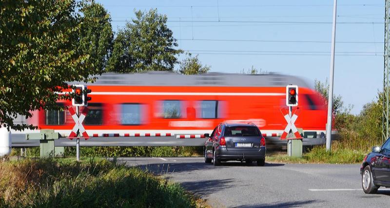  - Il vole une voiture de police et finit sur des rails, il peut remercier les policiers pour leur intervention