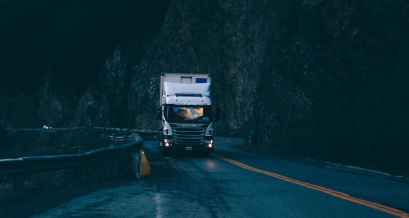  - Ce poids lourd sert un peu trop sa trajectoire, c'est la voiture en face qui en paye les pots cassés