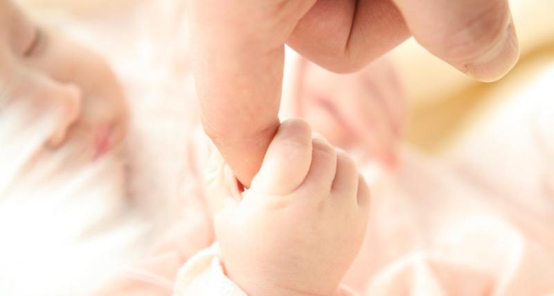  - Doigt qui bouge, pied qui gigote : ces mouvements craquants des bébés ont un rôle important !