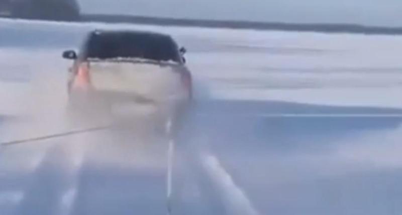  - Ils s’amusent à faire du ski nautique sur un lac gelé, la glace cède sous le poids de la voiture qui les tire