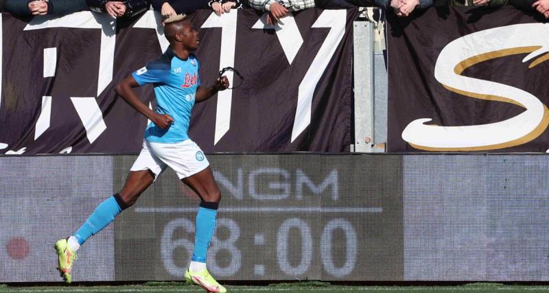  - Naples : Osimhen frappe involontairement sur une supportrice et file s'excuser en tribune
