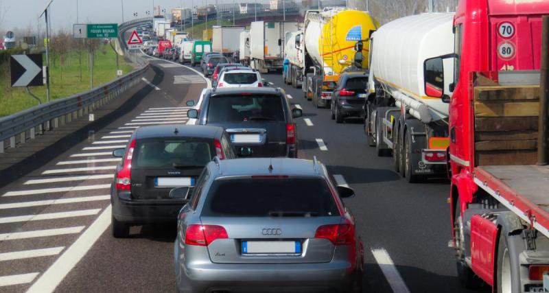  - Cette voiture veut doubler un camion, ce dernier ne lui fait aucun cadeau