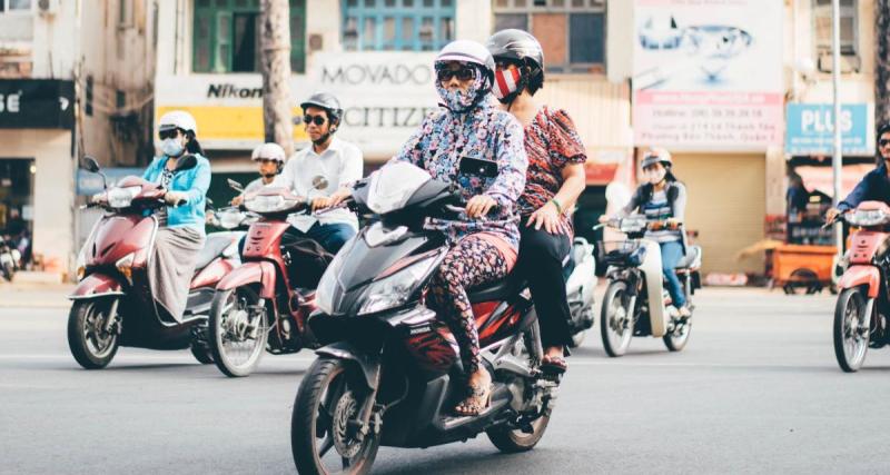  - Il zigzague avec son scooter, c'est le motard derrière lui qui se retrouve victime de sa bêtise