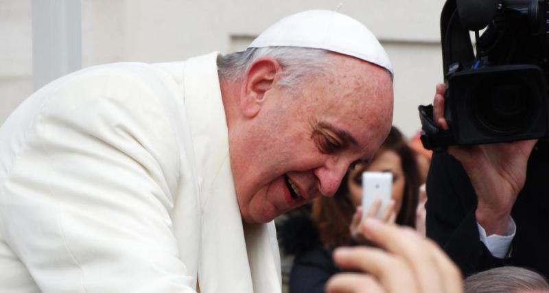  - Une voiture officielle du pape François premier lot d'une tombola