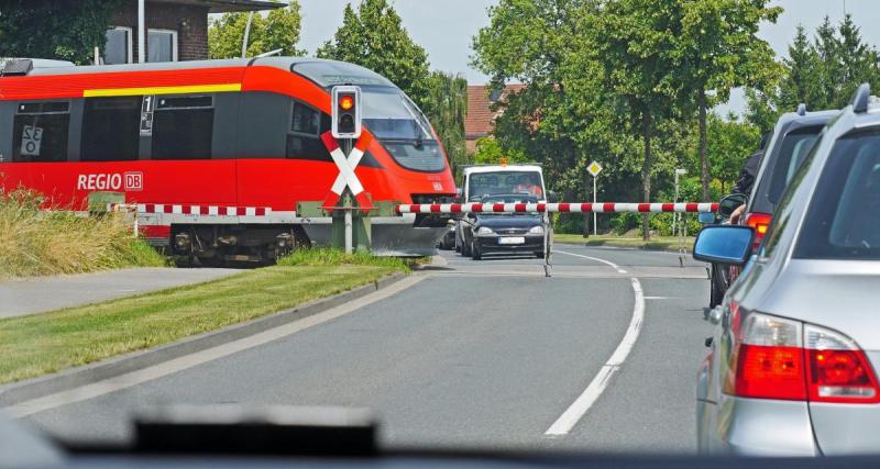  - Cet automobiliste n'a pas la patience d'attendre le passage du train au passage à niveau, le cycliste non plus