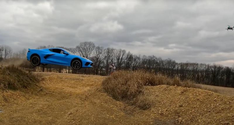  - Il achète une Corvette C8 Stingray neuve, il la met immédiatement à l'épreuve en mode tout-terrain