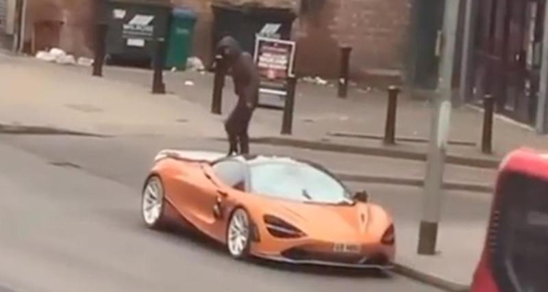  - Ce piéton a une dent contre les supercars, Il confond une McLaren 720S avec le trottoir