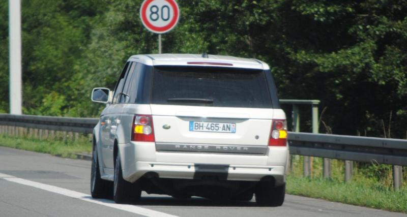  - Les policiers lui viennent en aide avec sa voiture en panne, après vérifications le conducteur n'a pas le permis