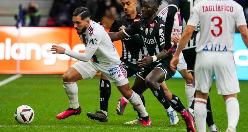  - Sans être brillant, l’OL mène contre Angers à la pause