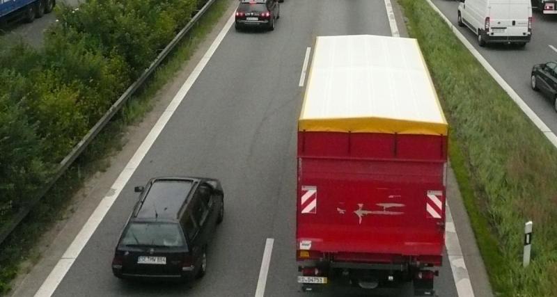  - Cette voiture se rabat sans prévenir, le camion derrière lui fait ce qu'il peut pour l'éviter