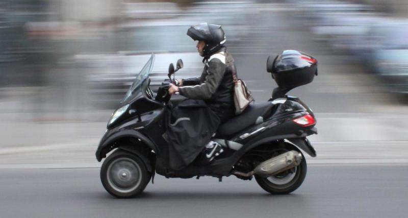  - Ce scooter remercie une voiture de lui céder le passage, il finit dans le trottoir quelques instants plus tard